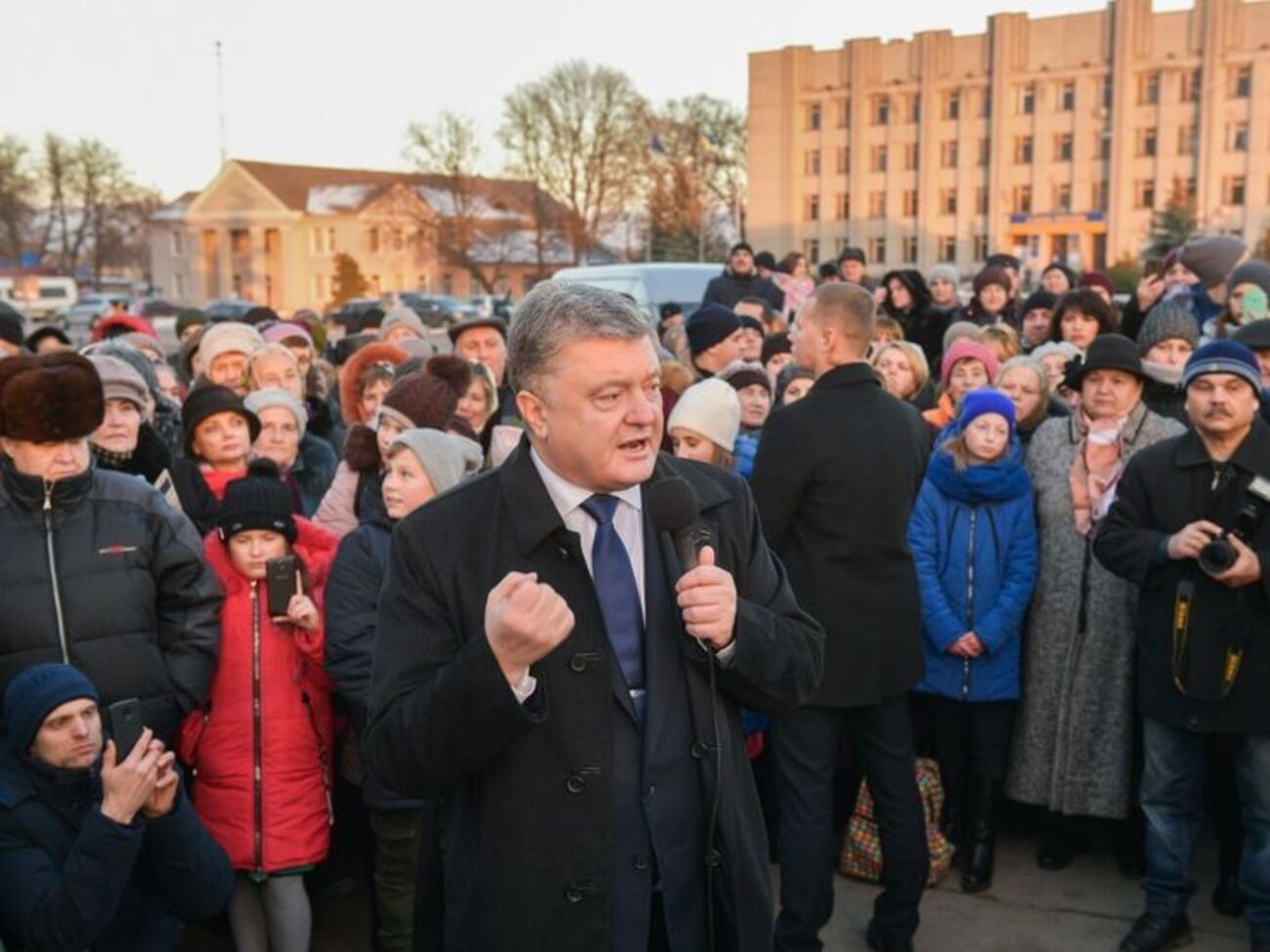Порошенко:&nbsp;Мы выполняем свое святое обязательство оборонять родную землю
