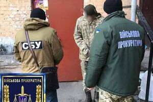 Підозрюваного в торгівлі наркотиками військового було затримано