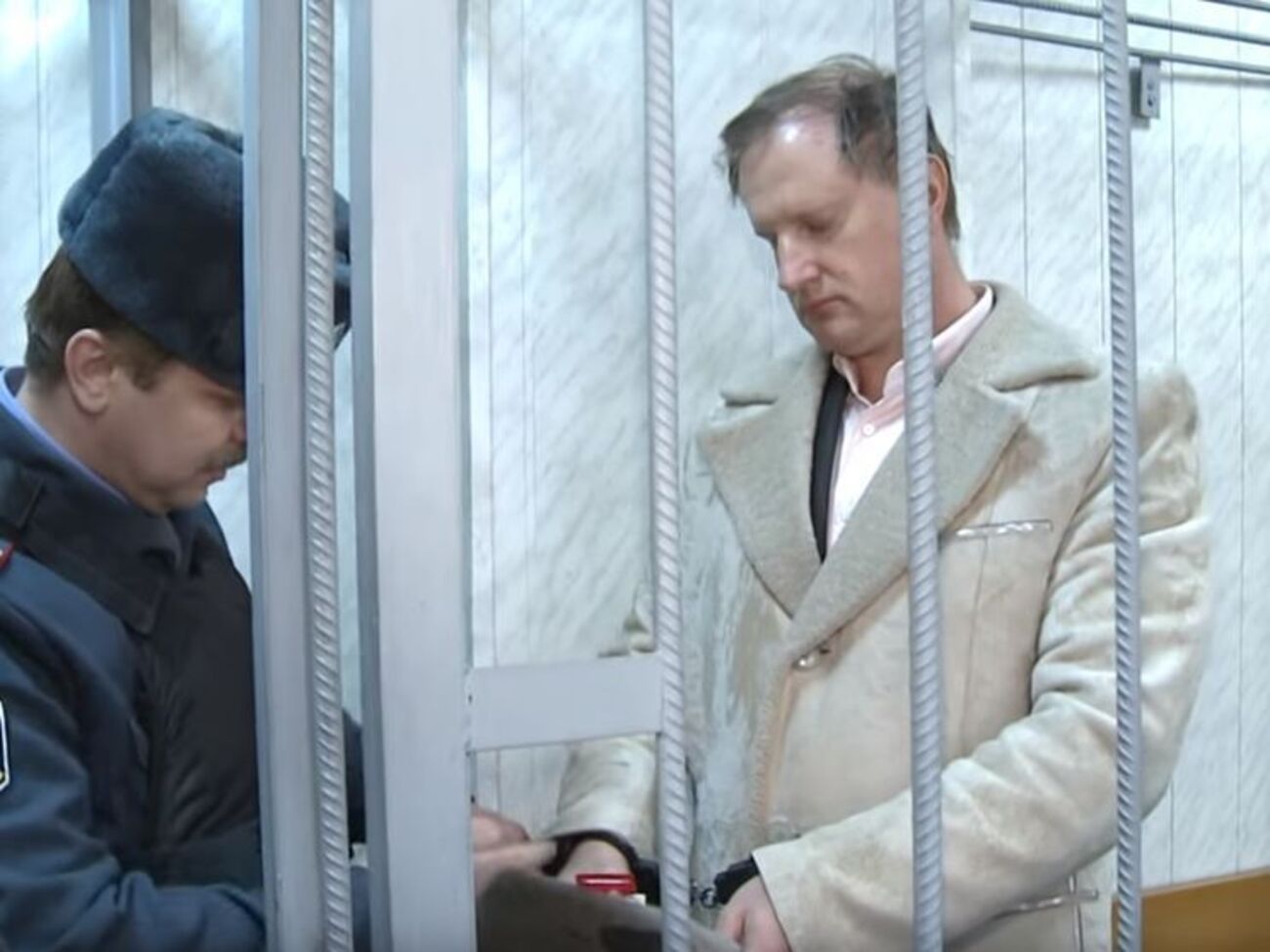 Душутина (справа) обвиняли в мошенничестве