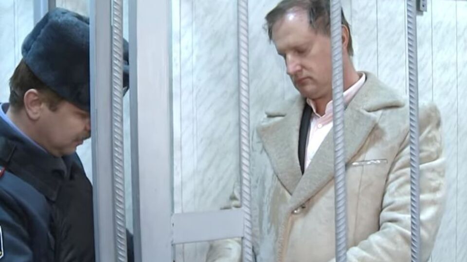 Душутіна (праворуч) обвинувачували в шахрайстві