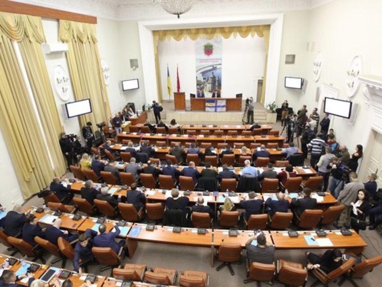 За рішення не голосували 19 депутатів