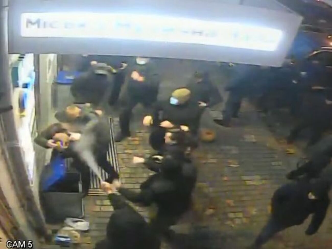 На Гриценка чекало понад 10 молодиків