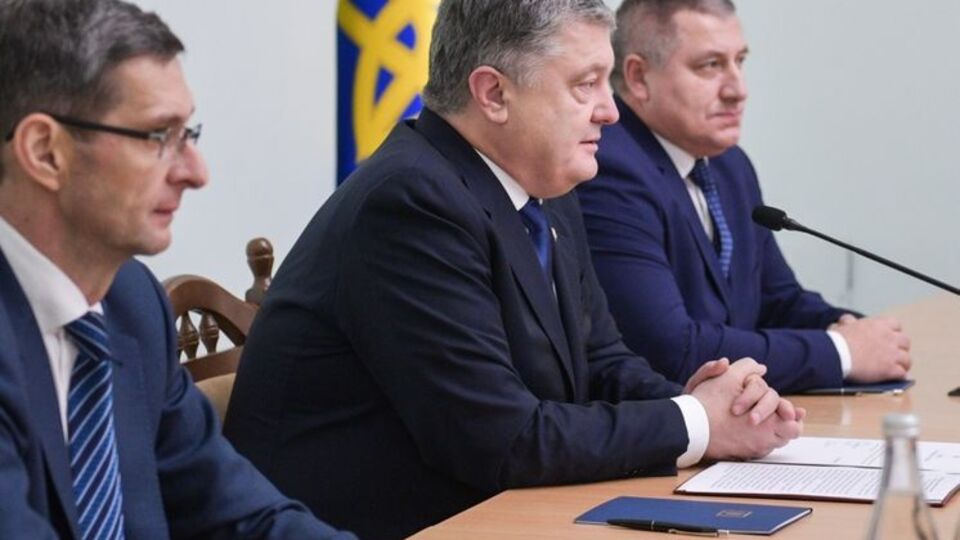 Порошенко: А их лозунг по Донбассу "их там нет"? Так же врут