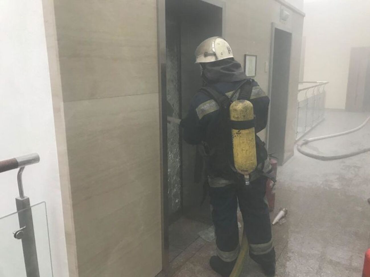 За інформацією ДСНС, горіли кабелі в шахті ліфта