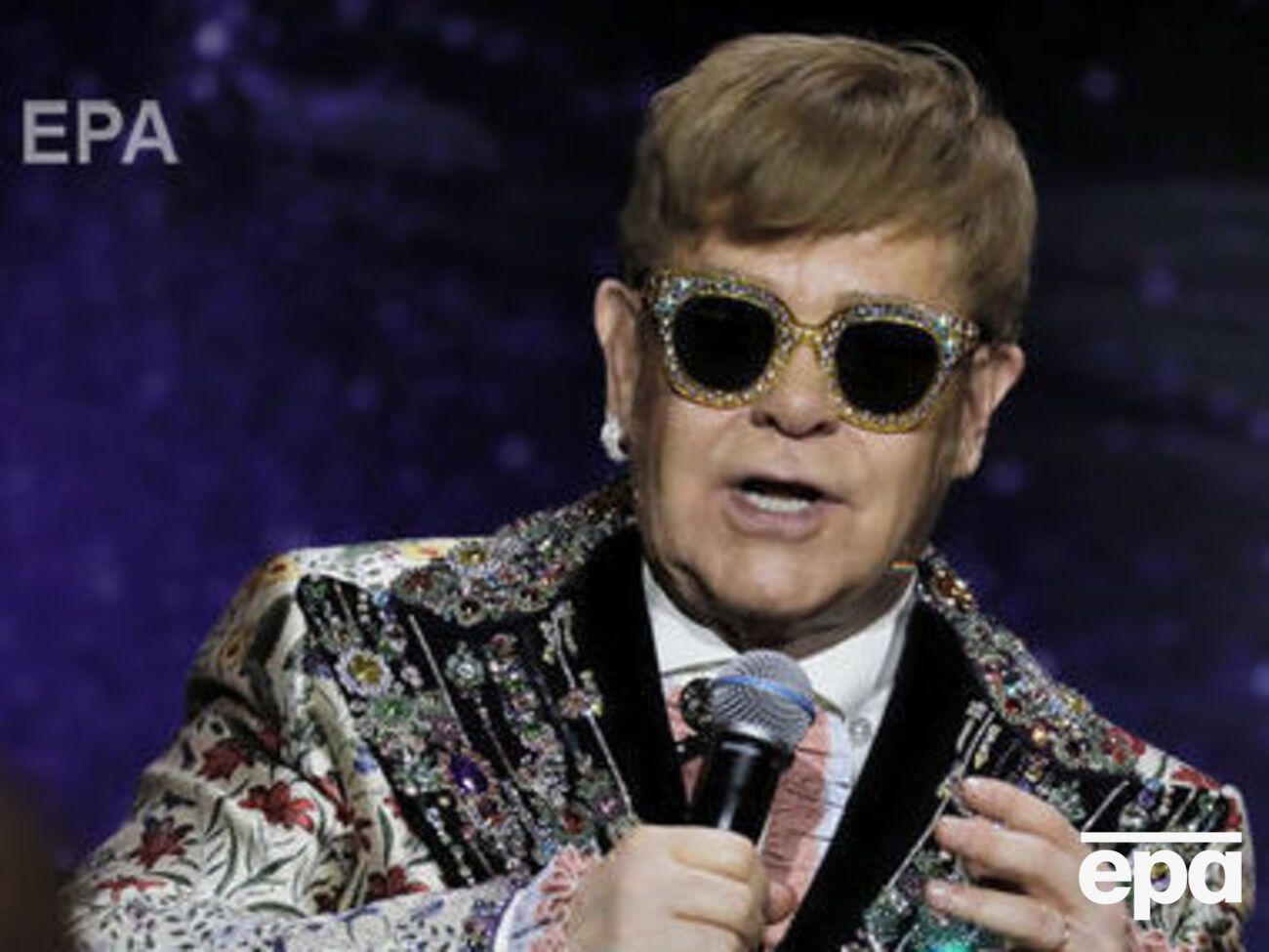 Елтон Джон хворіє на вушну інфекцію