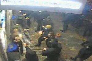 Группа людей спортивной внешности избила сторонников Гриценко