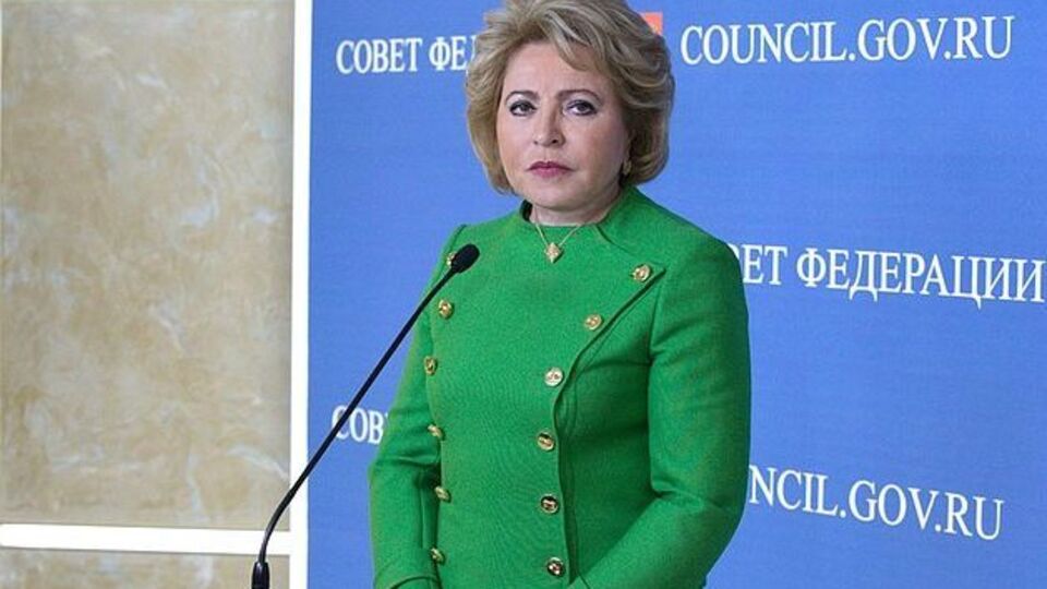 Матвиенко заявила, что введением военного положения людям якобы закрыли рот пластырем