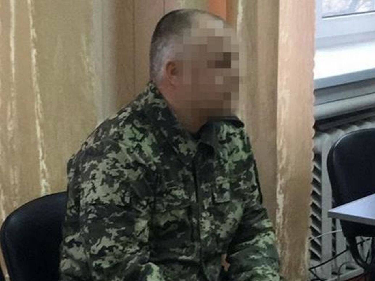 Капитан внутренней службы почти ежедневно проносил в колонию наркотики и запрещенные в учреждении предметы и сбывал их заключенным, рассказали в СБУ