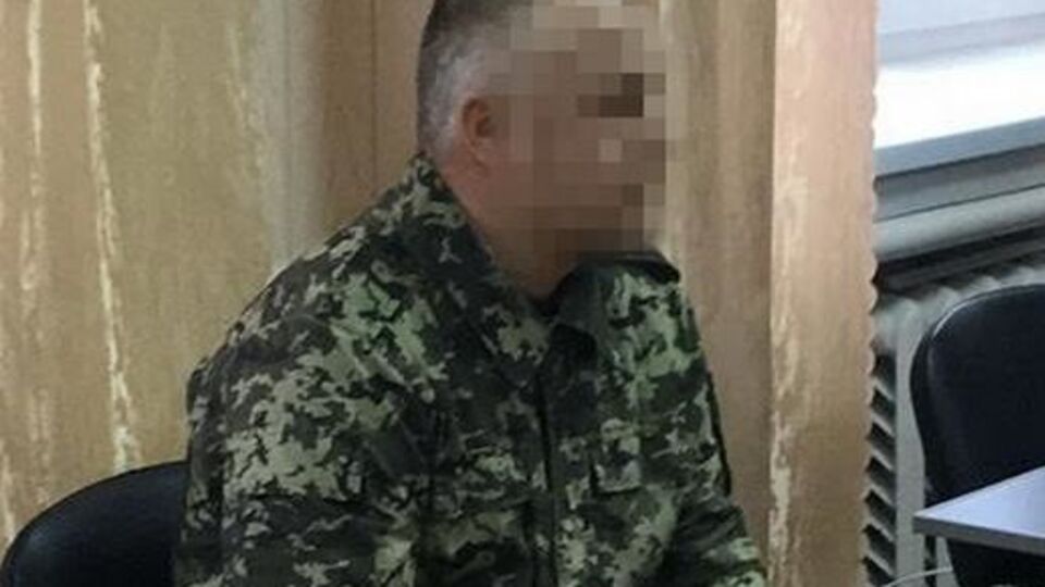 Капитан внутренней службы почти ежедневно проносил в колонию наркотики и запрещенные в учреждении предметы и сбывал их заключенным, рассказали в СБУ