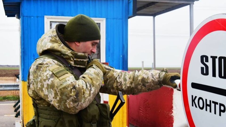 Перетинати адмінкордон тепер можна тільки з українськими документами