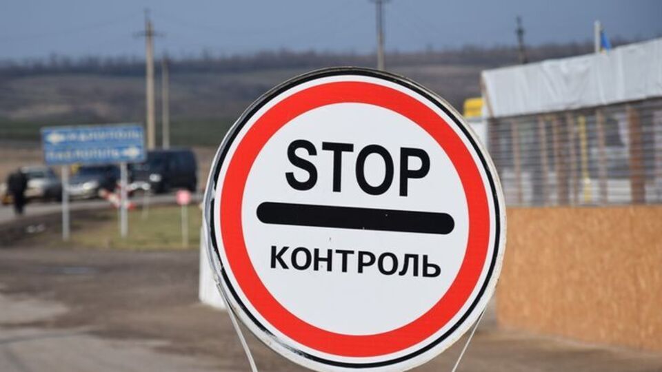 Через "Новотроїцьке" пройшло шість вантажівок із гумдопомогою від Червоного Хреста