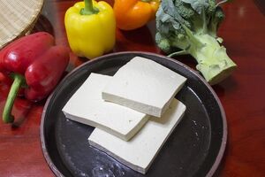 Тофу добавляют в различные блюда азиатской кухни