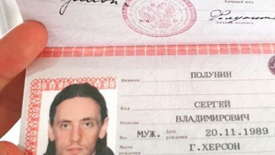 Полунін показав свій російський паспорт