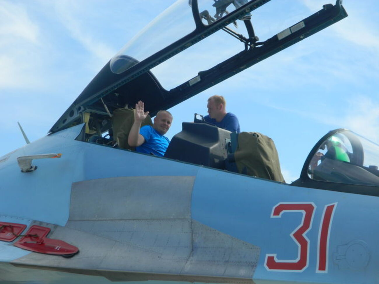 Копаев рассказал по телефону своей девушке (теперь уже бывшей), как командование ранее поставило перед ним задачу&nbsp;"поймать американскую невидимку&nbsp;&ndash;&nbsp;F-22 Raptor"