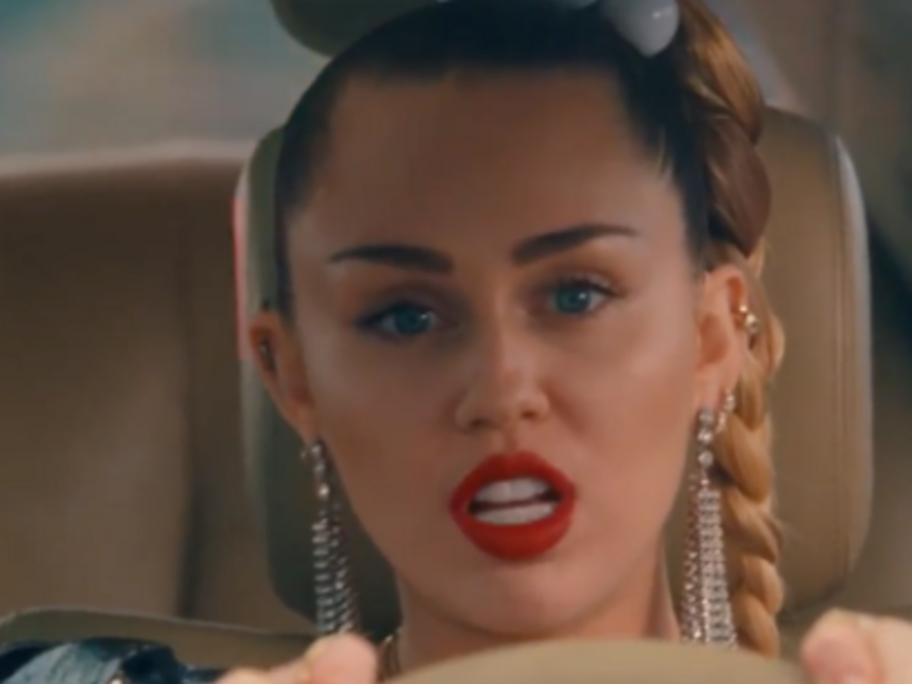 В ролике Сайрус едет в автомобиле