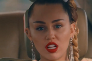 В ролике Сайрус едет в автомобиле