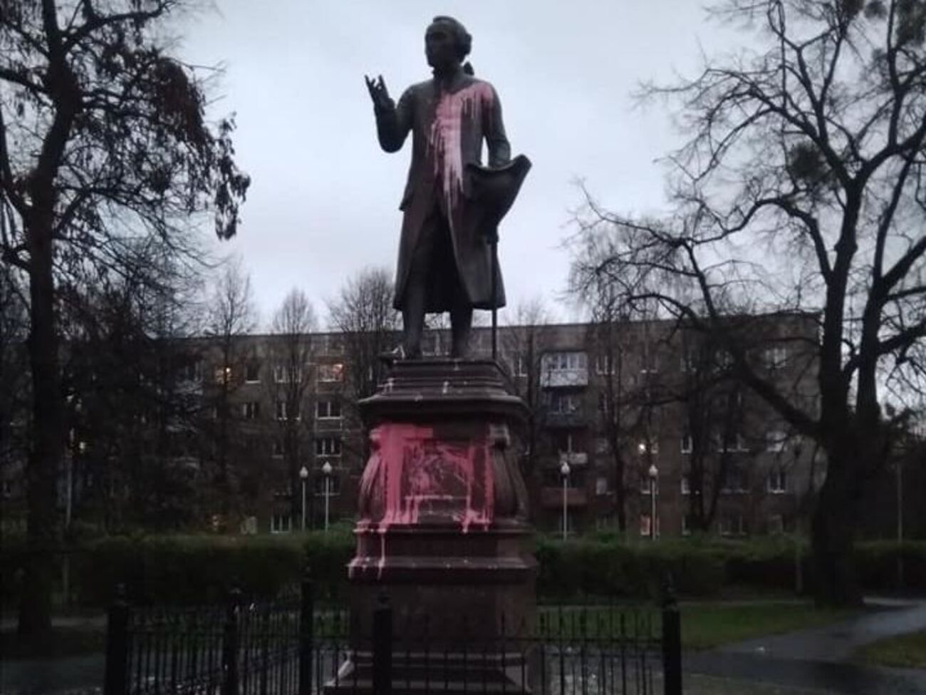 27 ноября у здания БФУ памятник Канту облили краской и разбросали листовки с призывом срывать таблички с "именем врага"