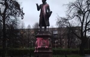 27 ноября у здания БФУ памятник Канту облили краской и разбросали листовки с призывом срывать таблички с "именем врага"