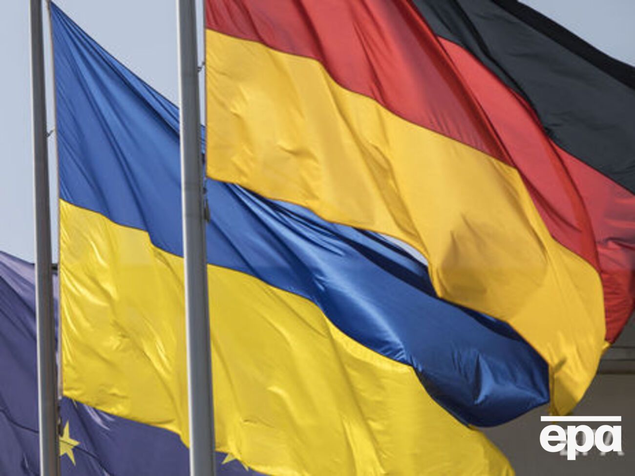 Аннегрет Крамп-Карренбауер зазначила, що обмежувальні заходи проти Росії мають діяти доти, доки ситуацію з Україною не буде вирішено