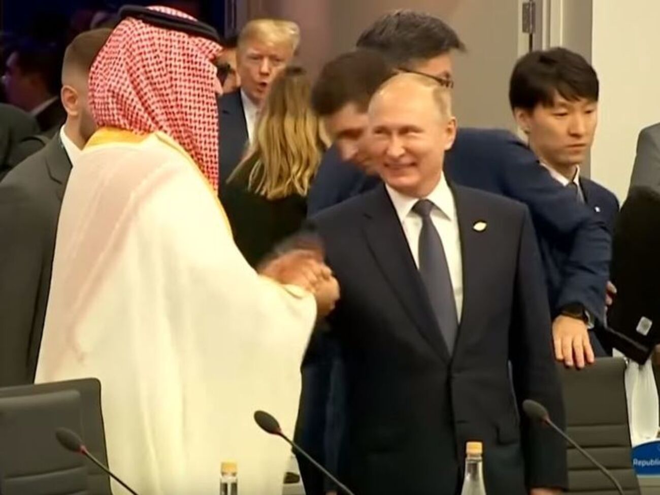 Путин и наследный принц Саудовской Аравии дружески поздоровались