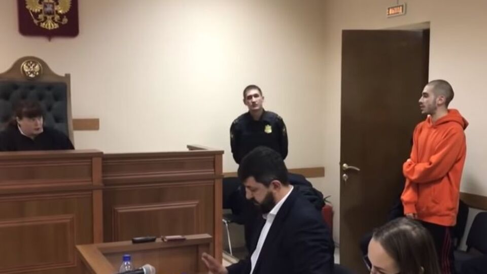 После отмены концерта в Краснодаре рэпер Хаски устроил выступление на улице, стоя на крыше автомобиля, его задержали и дали 12 суток ареста