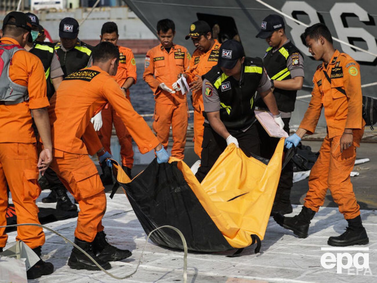 Спасатели продлили поиски на три дня