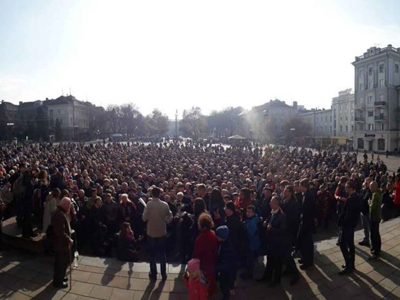 Після акції протесту на площі Театральній люди вирушили на пішохідні переходи