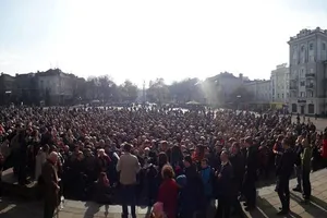 После акции протеста на Театральной площади люди отправились на пешеходные переходы
