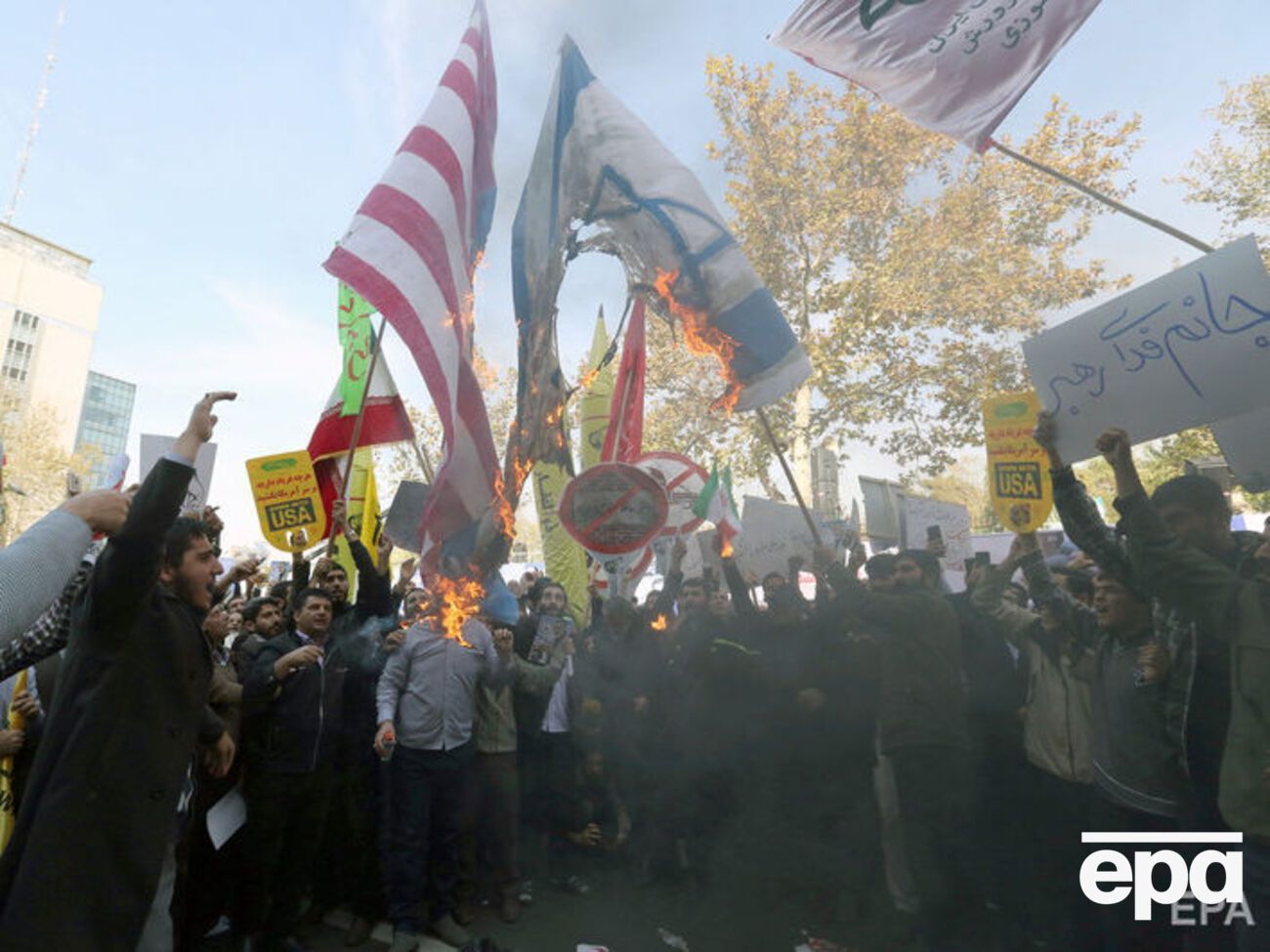 В Иране протестующие жгли флаги США и Израиля