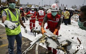Спасатели пока не нашли черный ящик, который находился в кабине пилота и записывал переговоры экипажа