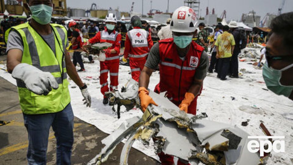 Спасатели пока не нашли черный ящик, который находился в кабине пилота и записывал переговоры экипажа