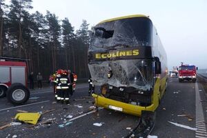 Удень 4 листопада чотири легкові автомобілі зіткнулися із двоповерховим автобусом