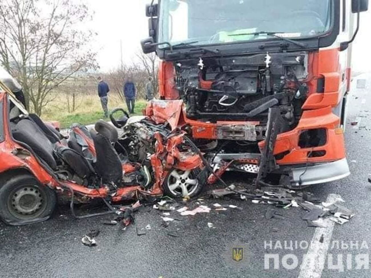 Водій легковика не впорався з керуванням і виїхав на смугу зустрічного руху, де зіткнувся з вантажівкою Mercedes-Benz Actros