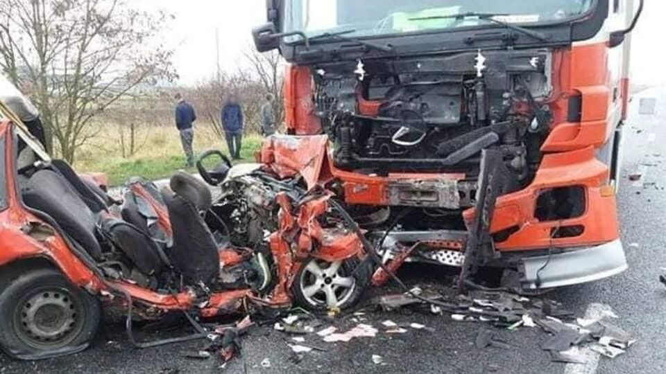 Водій легковика не впорався з керуванням і виїхав на смугу зустрічного руху, де зіткнувся з вантажівкою Mercedes-Benz Actros