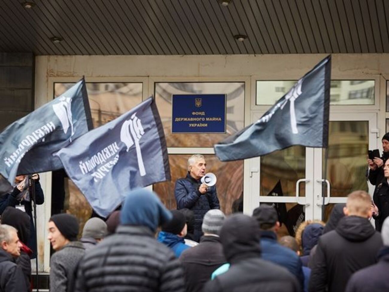 Сегодня к протесту присоединились представители общественной организации "Всеукраинское движение ветеранов и волонтеров АТО"