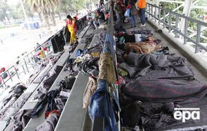 Мигрантов разместили на стадионе