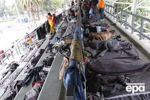 Мигрантов разместили на стадионе