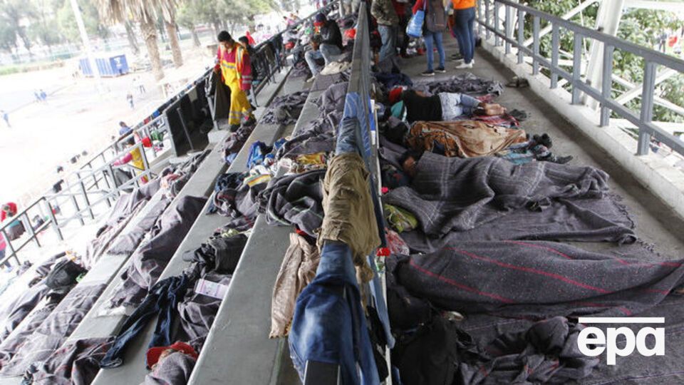 Мигрантов разместили на стадионе