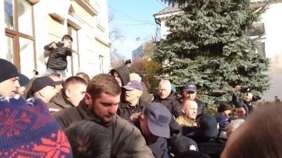 За даними ЗМІ, під Тернопільською міськрадою сталася бійка
