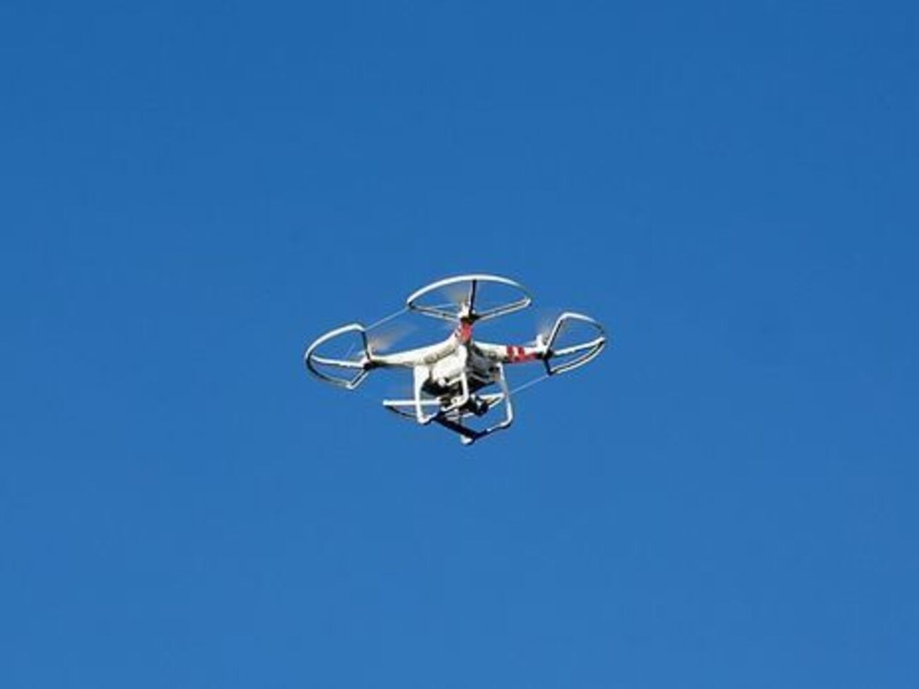 Подразделение радиоэлектронной борьбы заглушило радиоканалы управления беспилотника