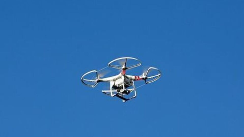 Подразделение радиоэлектронной борьбы заглушило радиоканалы управления беспилотника