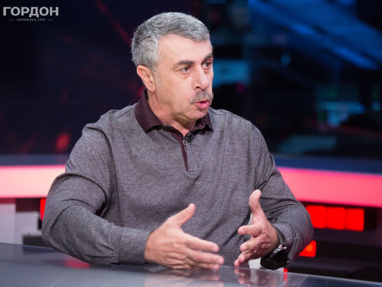 Комаровский отметил, что в Украине люди "блуждают без прописок куда хотят"