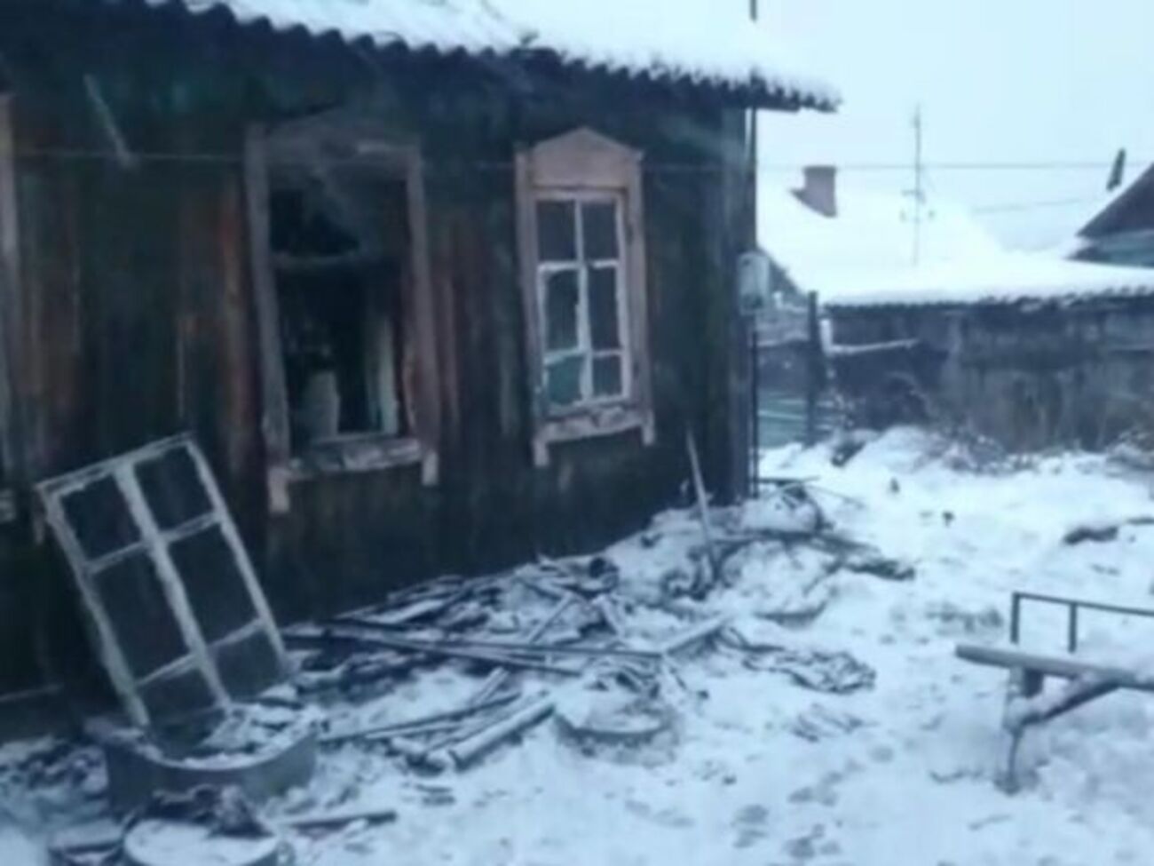 Слідство розглядає три версії причин пожежі: займання від золи, необережне поводження з вогнем, коротке замикання