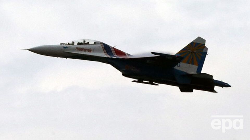 В ВМС США заявили, что российский Су-27 дважды опасно пролетал перед американским самолетом