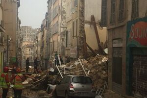 На месте аварии продолжают работать спасатели