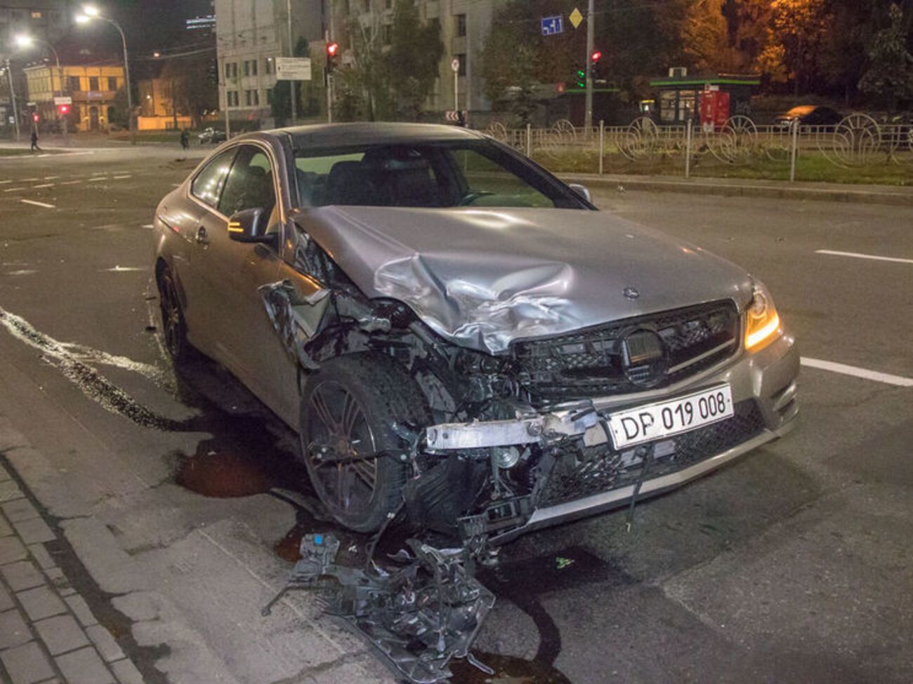 По данным СМИ, после аварии дипломат отказался от госпитализации