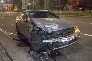 За даними ЗМІ, після аварії дипломат відмовився від госпіталізації