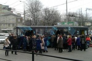 Люди діставалися до роботи ектротранспортом