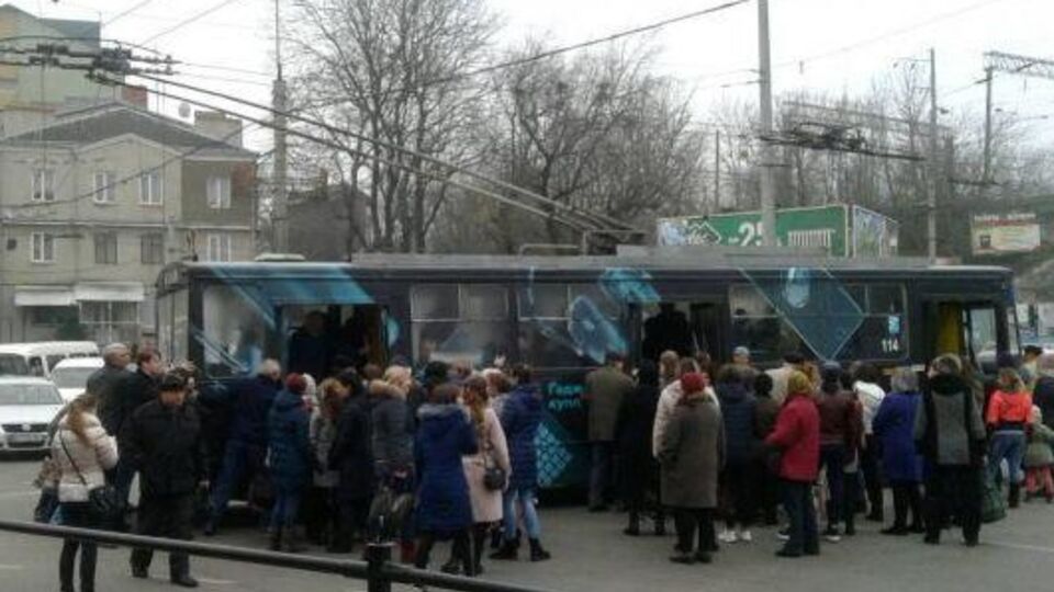 Люди добирались до работы на электротранспорте