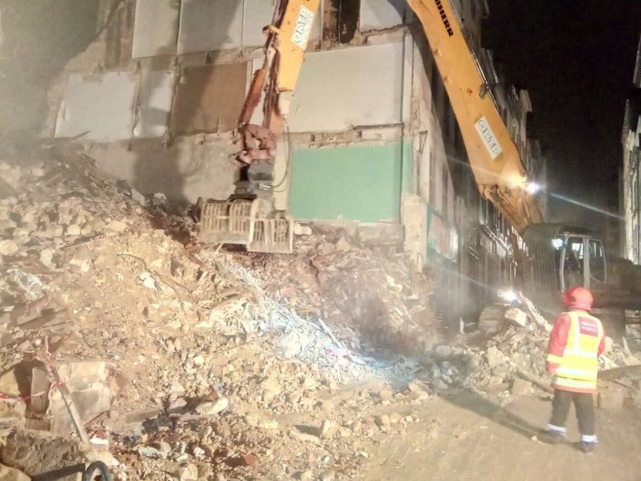 Рятувальники продовжують пошукову операцію